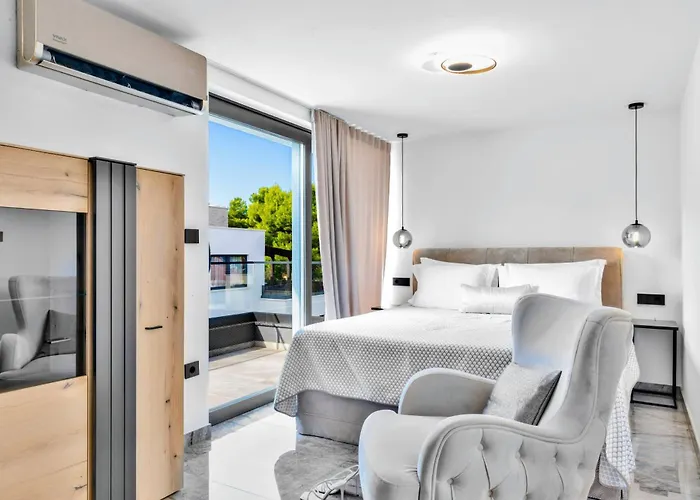 Vila Palace Al Nera 2 Luxurius At Sea