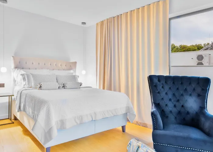 Vila Palace Al Nera 2 Luxurius At Sea